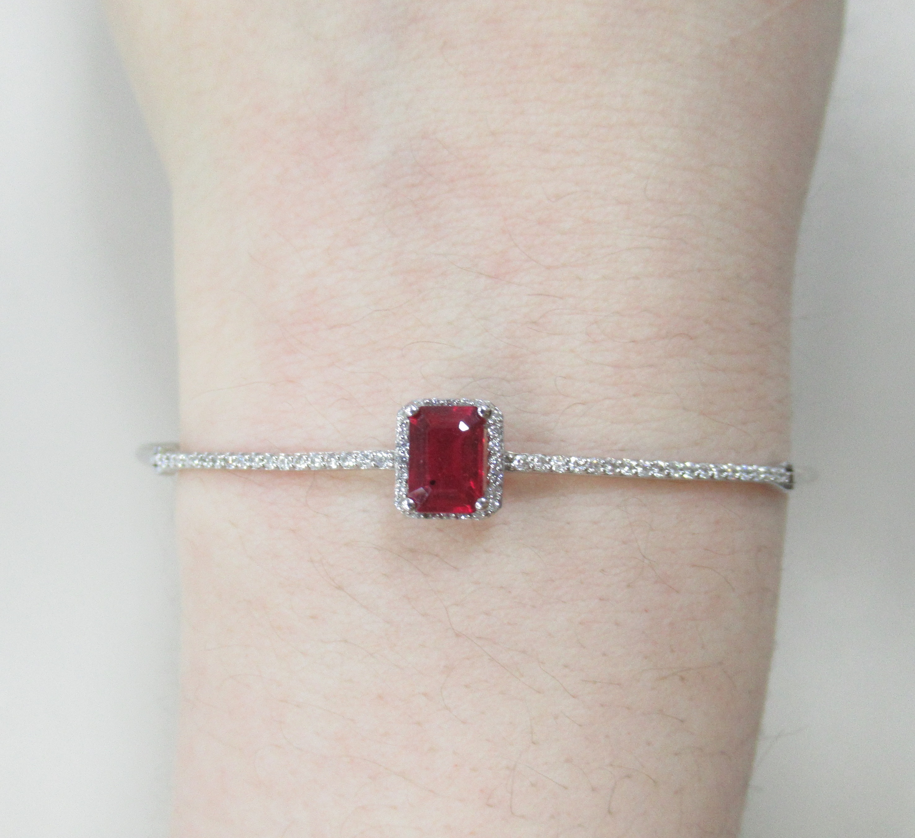 Браслет из белого золота с рубином